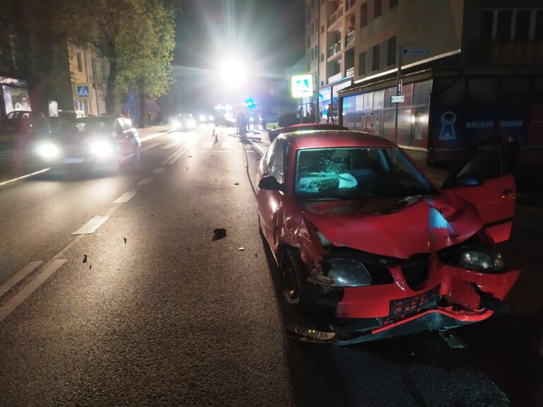 Krynica-Zdrój. Zderzenie dwóch osobówek. Auta uszkodziły też latarnię