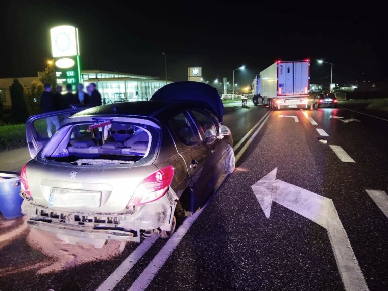 Wielogłowy. Zderzenie osobówki i ciężarówki na DK 75