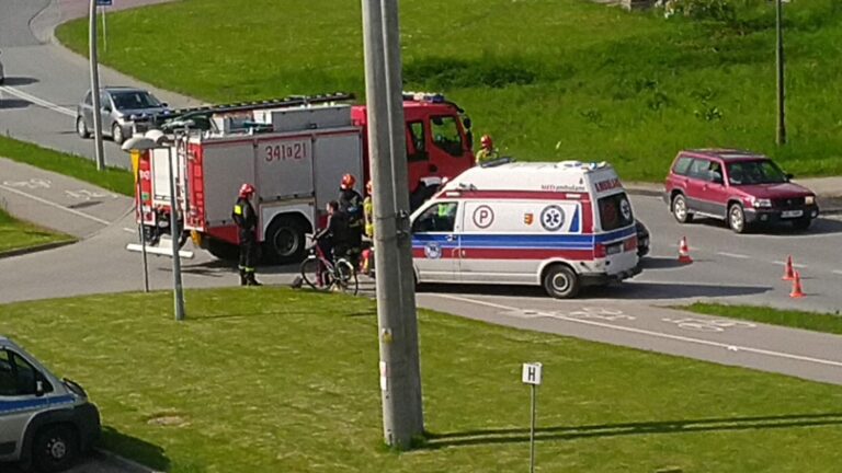 Nowy Sącz. 64-letnia rowerzystka uderzyła w samochód