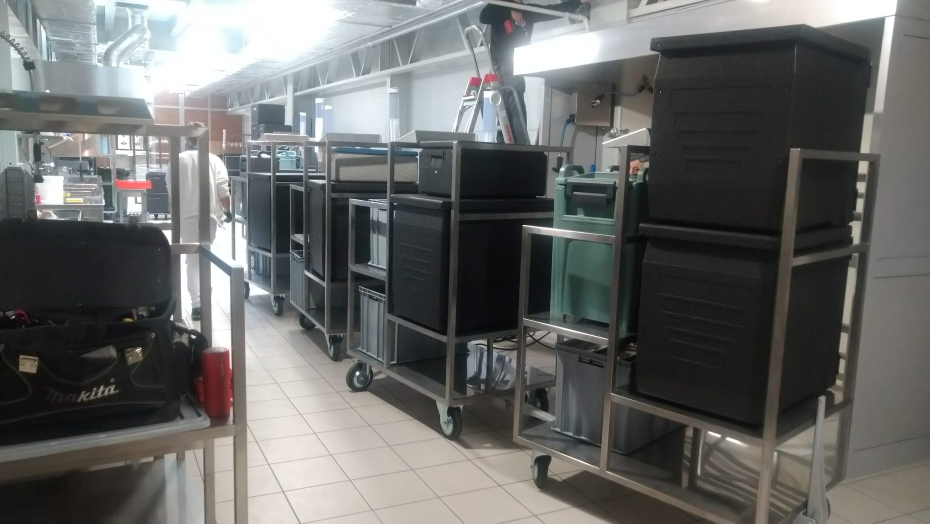 Wiśniowski pociąg rozwozi posiłki