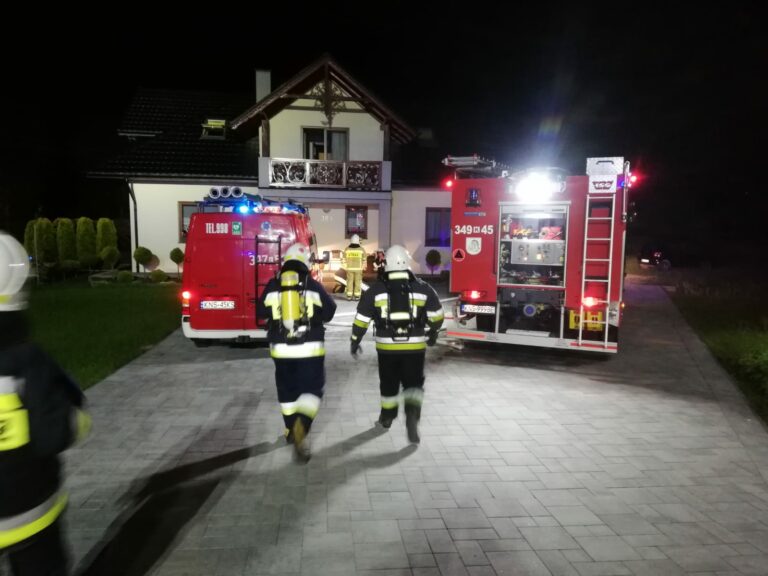 Zabrzeż. Strażacy ewakuowali rodzinę z balkonu. W domu wybuchł pożar
