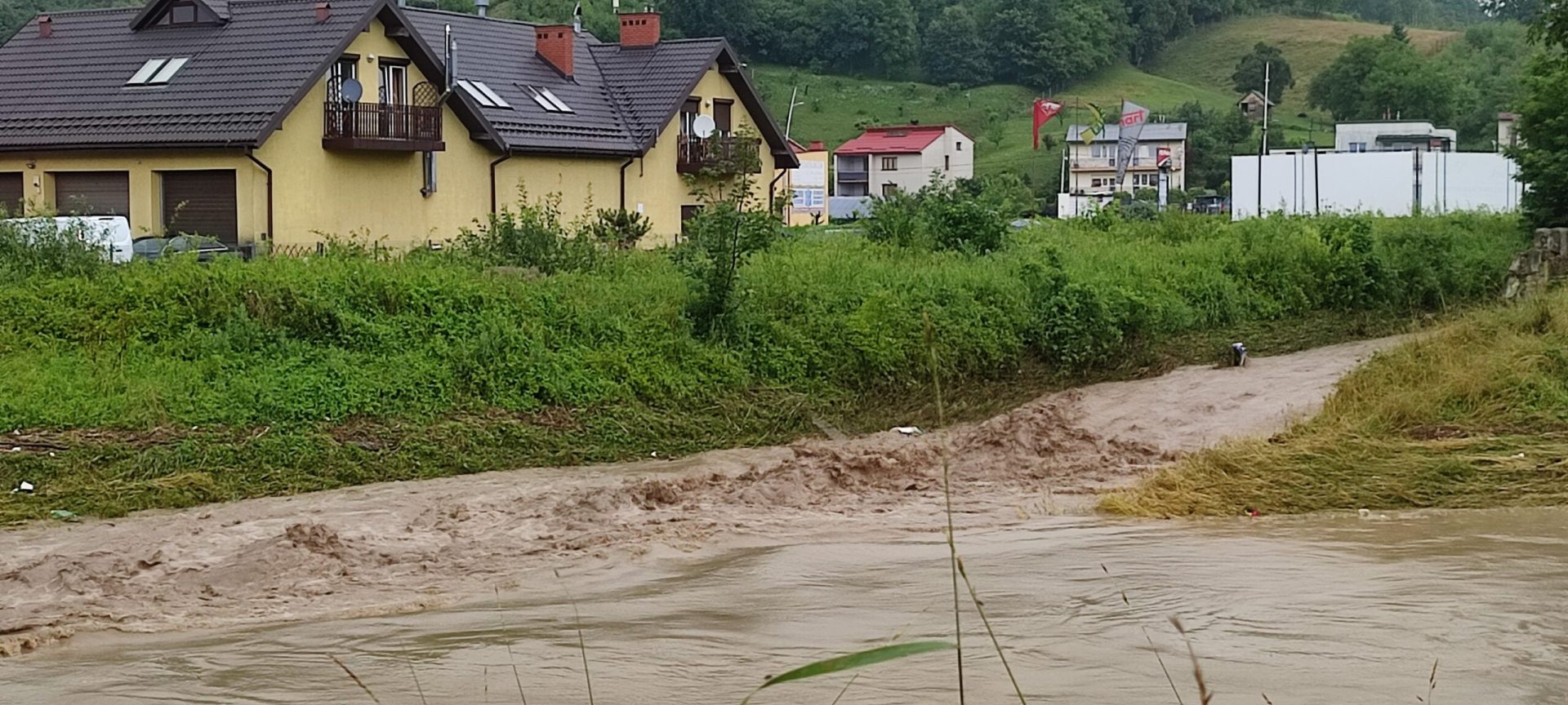 powódź błyskawiczna w Nowym Sączu; skrzyżowanie Barska - Witosa