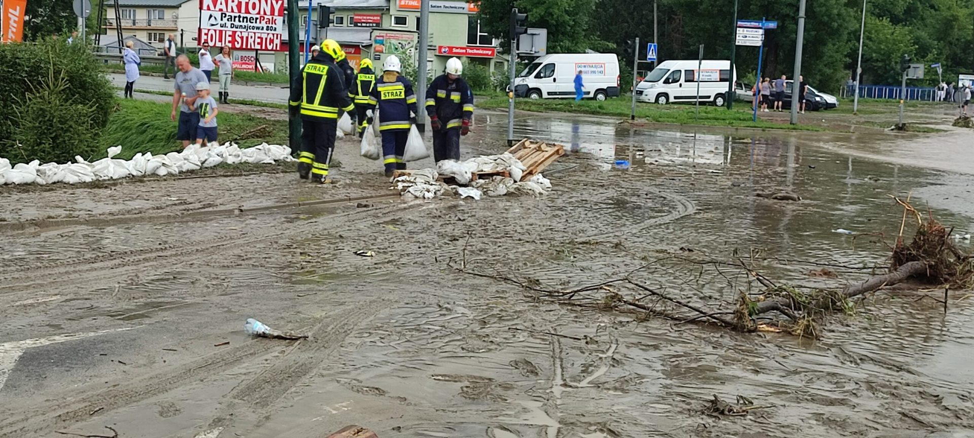 powódź błyskawiczna w Nowym Sączu; skrzyżowanie Barska - Witosa