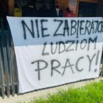 protest w Leluchowie przeciwko zamknięciu granicy, transparent z napisem "nie zabierajcie ludziom pracy"