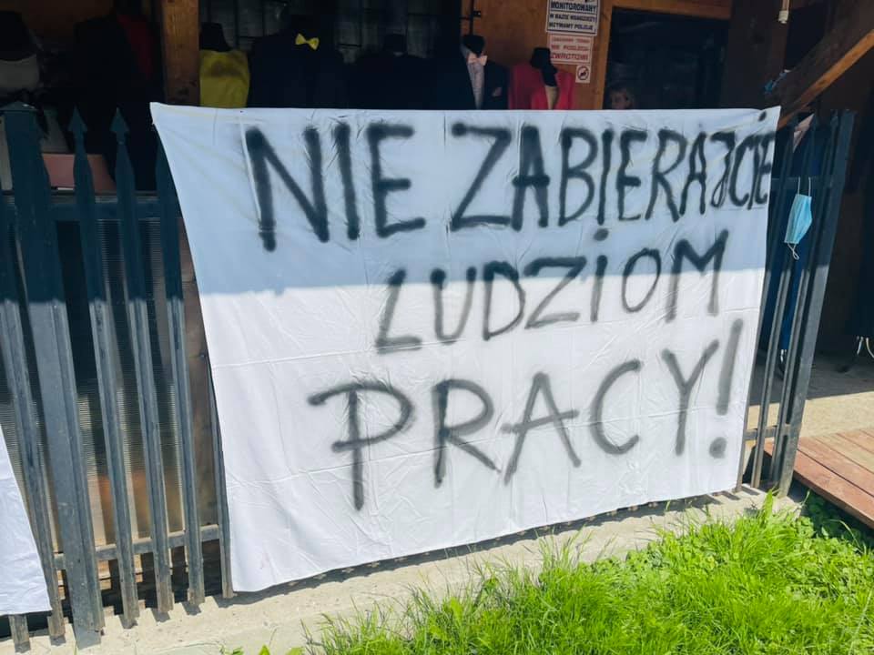 protest w Leluchowie przeciwko zamknięciu granicy, transparent z napisem "nie zabierajcie ludziom pracy"