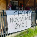 protest w Leluchowie przeciwko zamknięciu granicy, transparent z napisem "chcemy normalnie żyć"