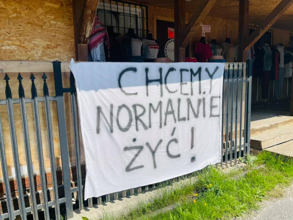 protest w Leluchowie przeciwko zamknięciu granicy, transparent z napisem "chcemy normalnie żyć"