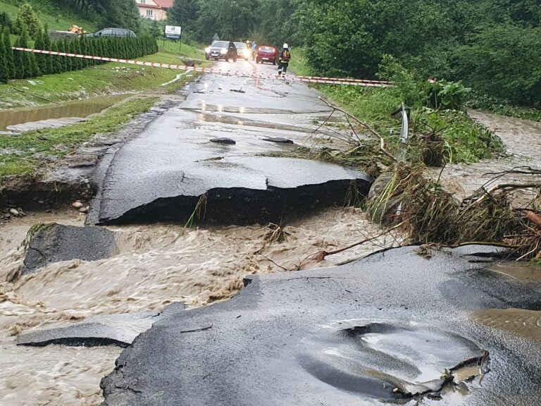 Droga Paszyn-Mogilno zniszczona. Zerwane mosty, ludzie odcięci od świata