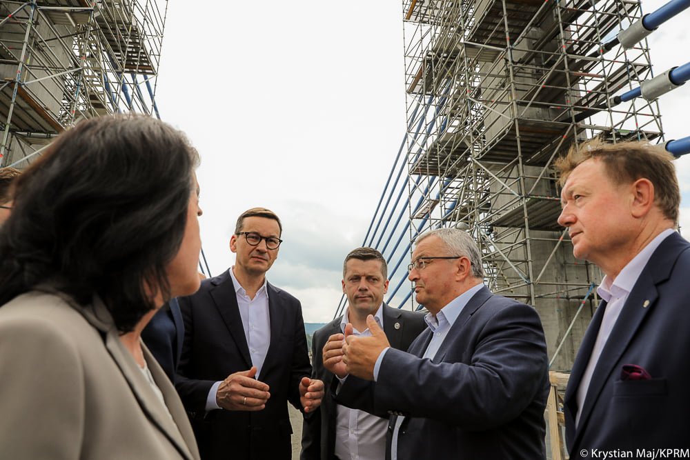 Mateusz Morawiecki na moście w Kurowie
