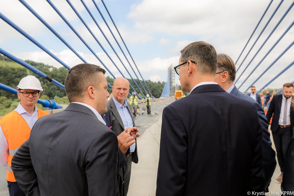 Mateusz Morawiecki na moście w Kurowie