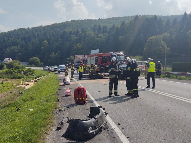 DK75, Witowice. Trzy osoby ranne w wypadku. Kierowca uwięziony we wraku auta [ZDJĘCIA]