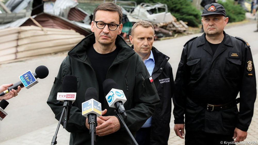 Premier Mateusz Morawiecki w Librantowej po przejściu trąby powietrznej