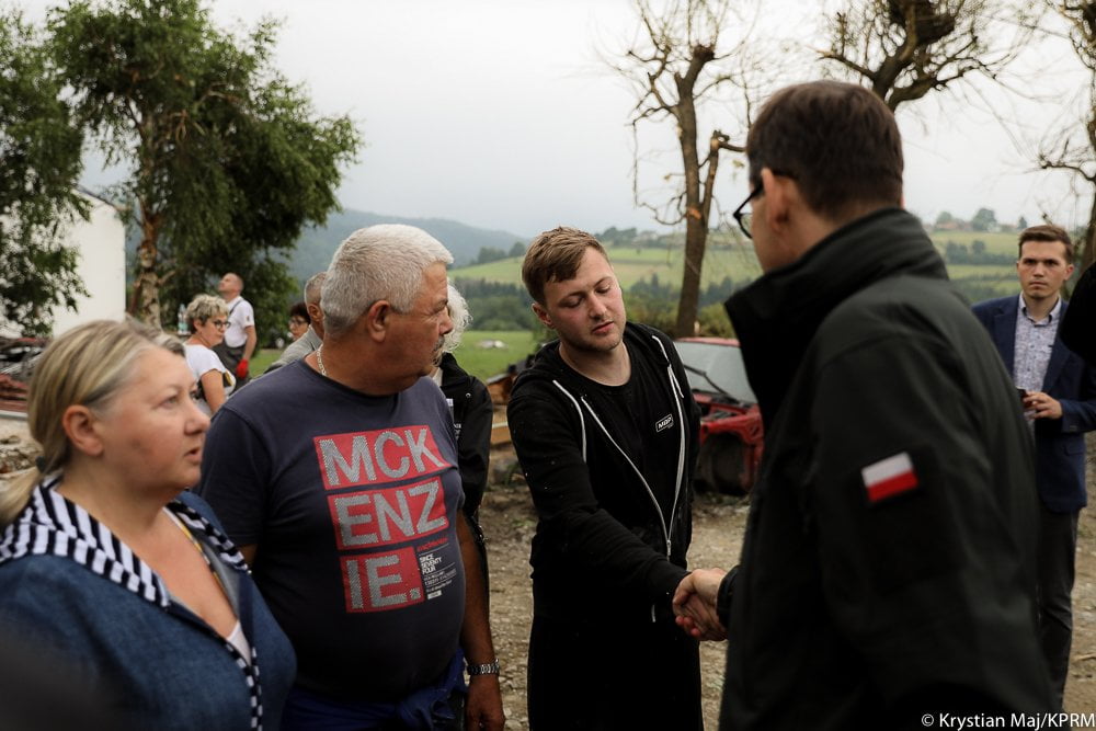 Premier Mateusz Morawiecki w Librantowej po przejściu trąby powietrznej