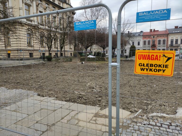 Burzliwa historia wielkiej dziury w sądeckim rynku. Kazano ją zasypać niezgodnie z prawem