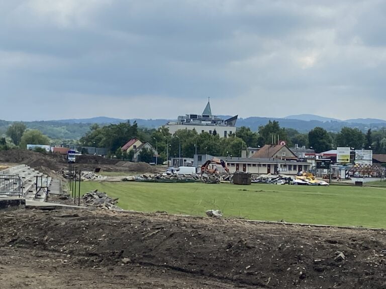 Nowy Sącz. Znikają stare trybuny, krzesełka i ławki ze stadionu Sandecji