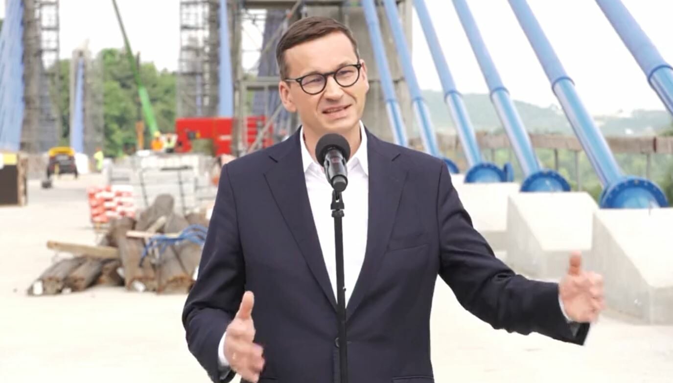 Mateusz Morawiecki na moście w Kurowie