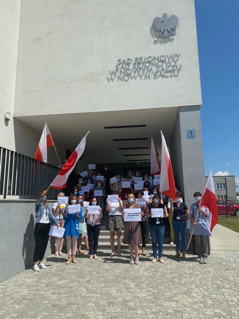 Pikieta pracowników administracji sądeckiego sądu
