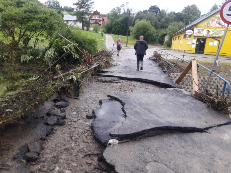 powódź w Korzennej; uszkodzona droga
