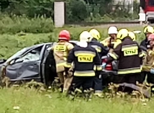 Trzycierz. Samochód wypadł z drogi i dachował