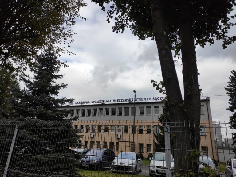 Nowy Sącz. Mieszkańcy mają dość smrodu z OSM, który zatruwa im życie od kilku miesięcy. ,,Pomóżcie nam” – apelują