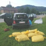 Samochód i worki z tytoniem