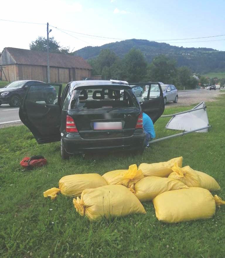 Samochód i worki z tytoniem