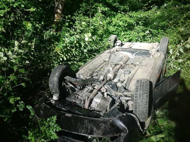 Grybów. Stracił panowanie nad pojazdem. Auto dachowało