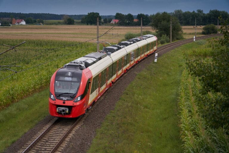 Rozpoczęły się testy nowych pociągów Newagu dla Szybkiej Kolei Miejskiej