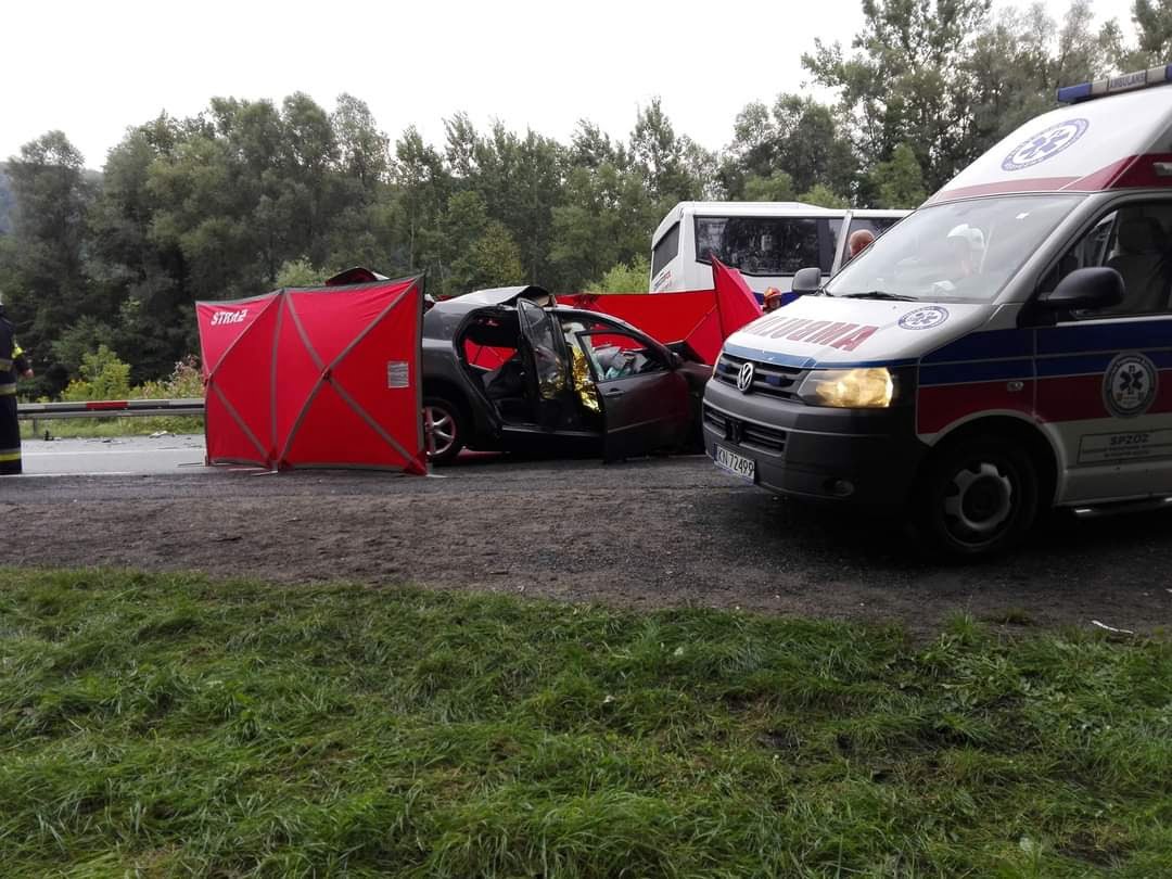 Wypadek autobusu i Toyoty w Witowicach Górnych. Nie żyje 48-latek i 51-latek, LPR
