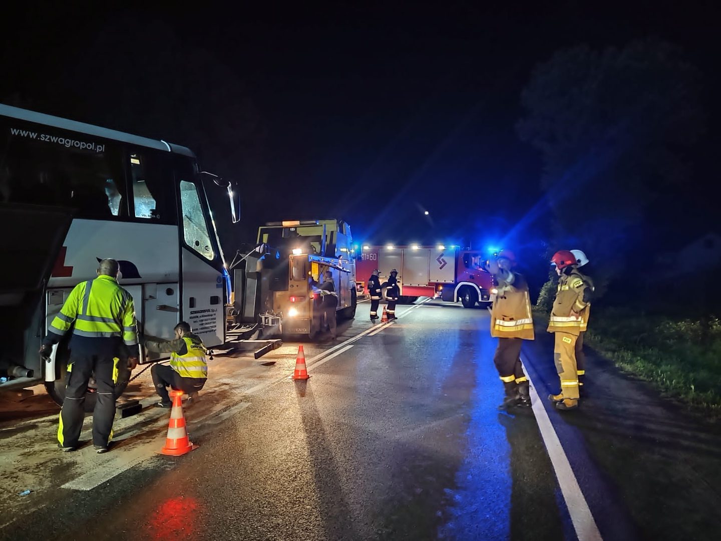 Wypadek autobusu i Toyoty w Witowicach Górnych. Nie żyje 48-latek i 51-latek, LPR