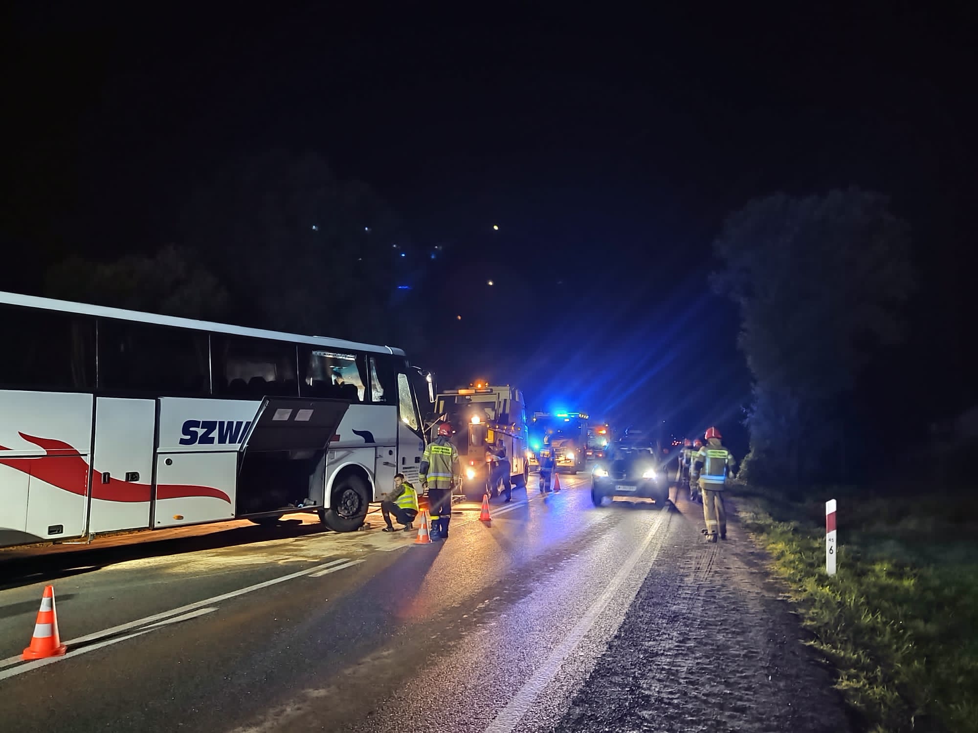Wypadek autobusu i Toyoty w Witowicach Górnych. Nie żyje 48-latek i 51-latek, LPR