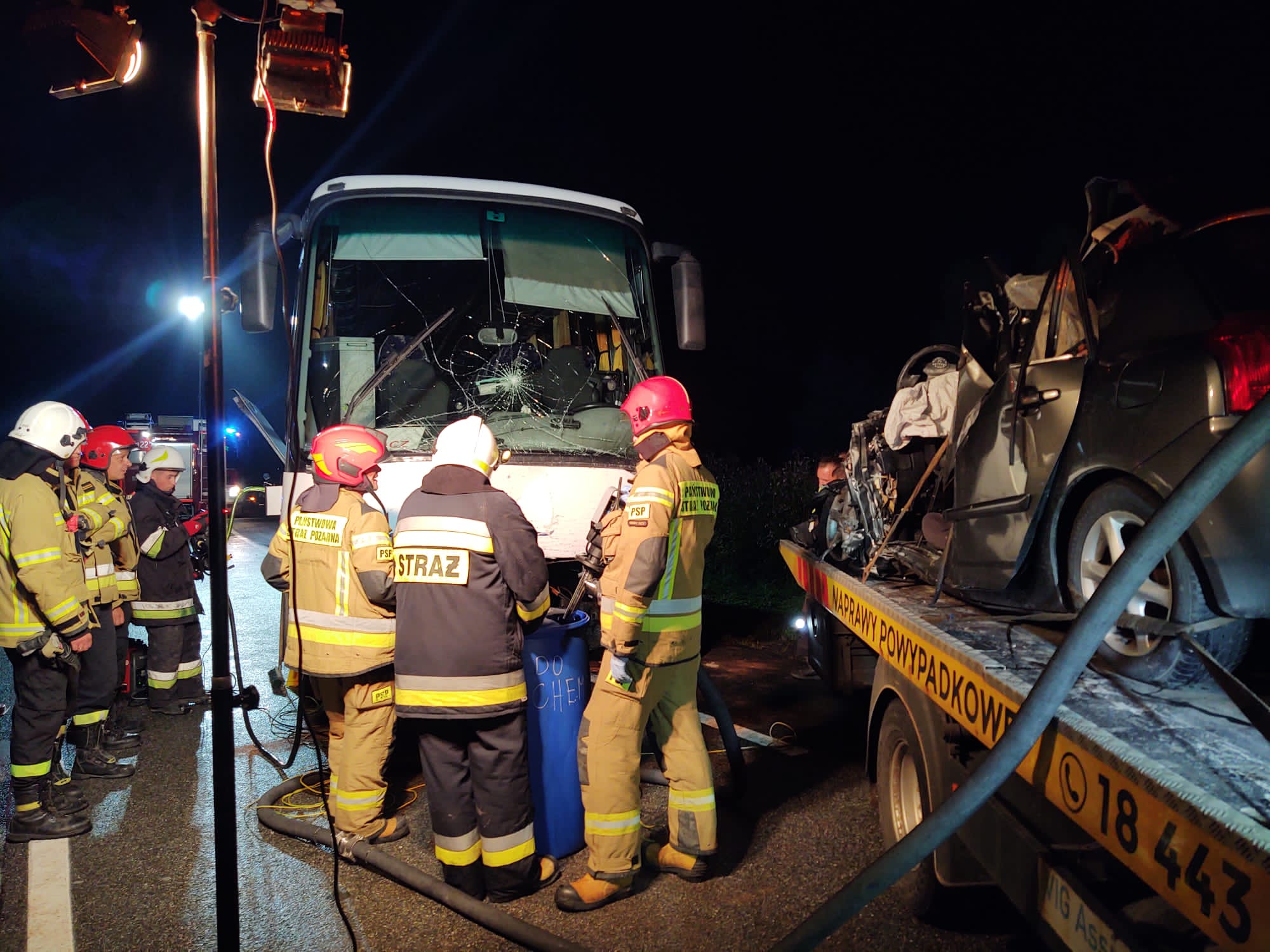 Wypadek autobusu i Toyoty w Witowicach Górnych. Nie żyje 48-latek i 51-latek, LPR