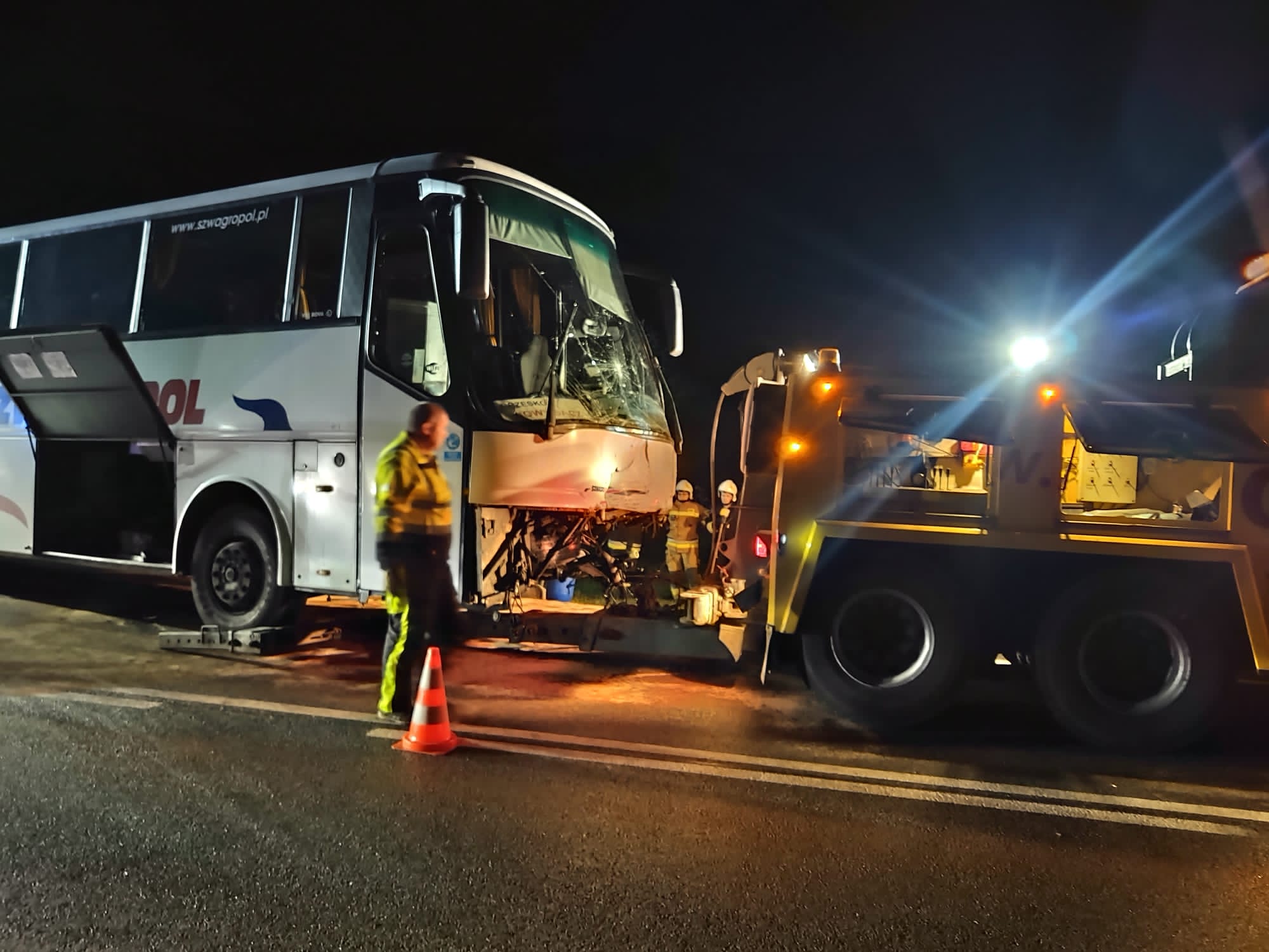 Wypadek autobusu i Toyoty w Witowicach Górnych. Nie żyje 48-latek i 51-latek, LPR