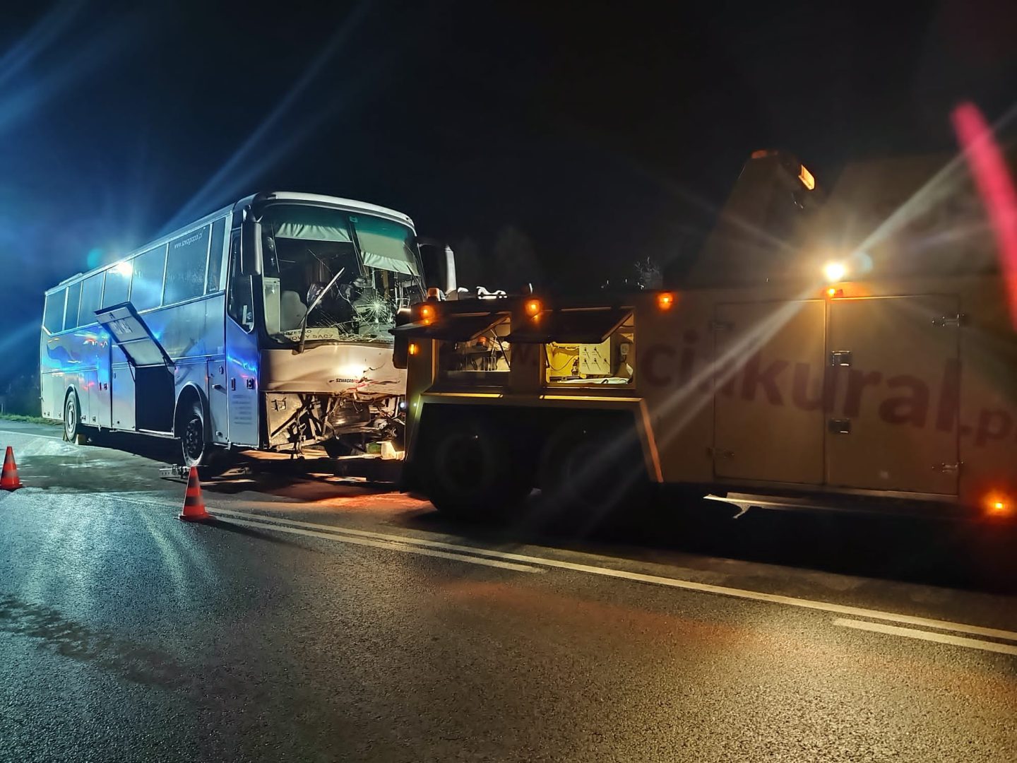Wypadek autobusu i Toyoty w Witowicach Górnych. Nie żyje 48-latek i 51-latek, LPR
