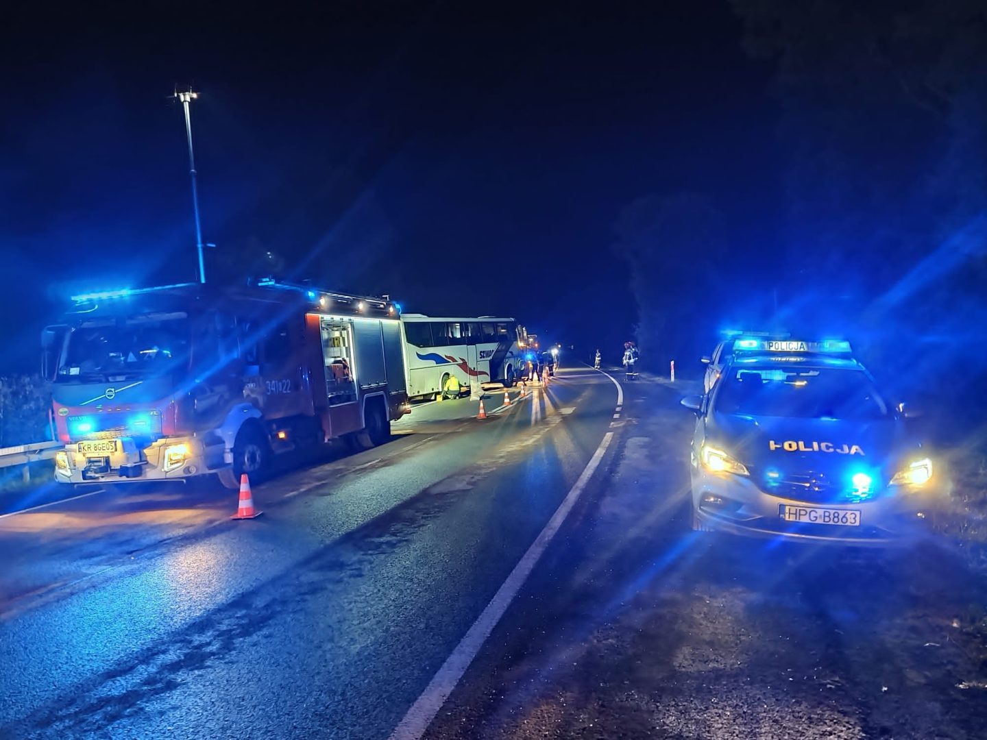 Wypadek autobusu i Toyoty w Witowicach Górnych. Nie żyje 48-latek i 51-latek, LPR