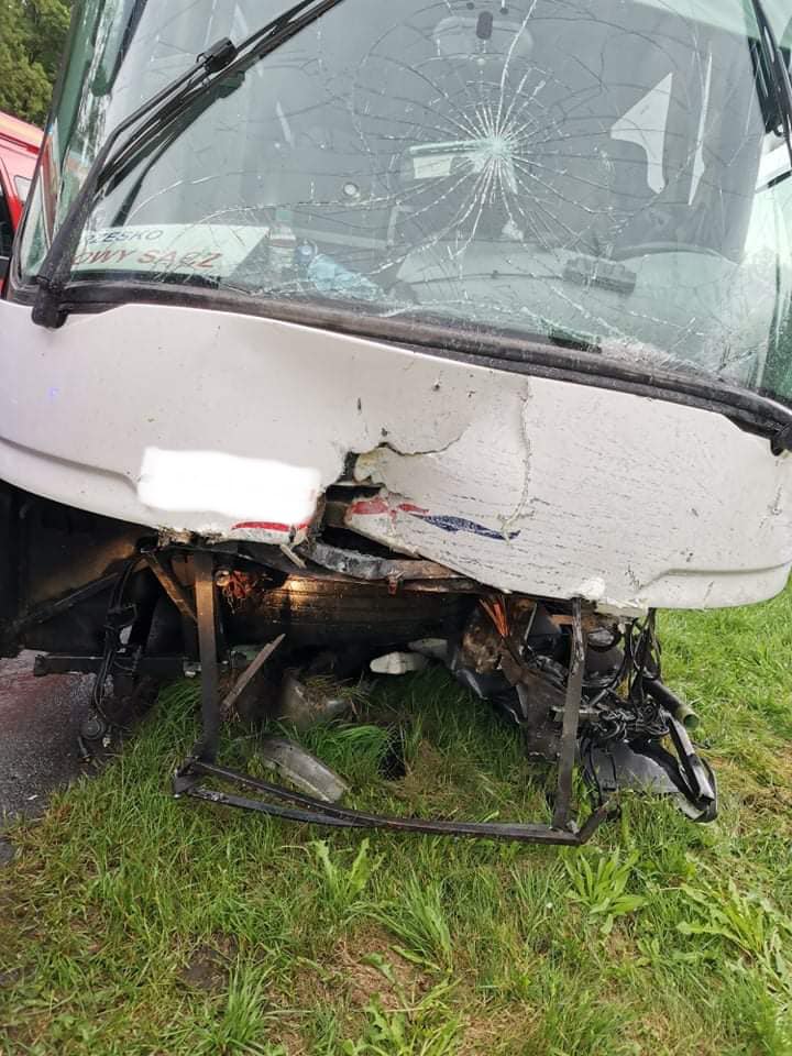 Wypadek autobusu i Toyoty w Witowicach Górnych. Nie żyje 48-latek i 51-latek, LPR