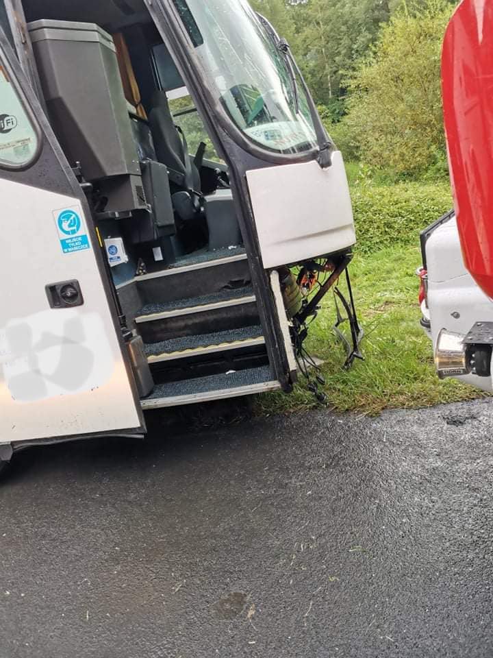 Wypadek autobusu i Toyoty w Witowicach Górnych. Nie żyje 48-latek i 51-latek, LPR