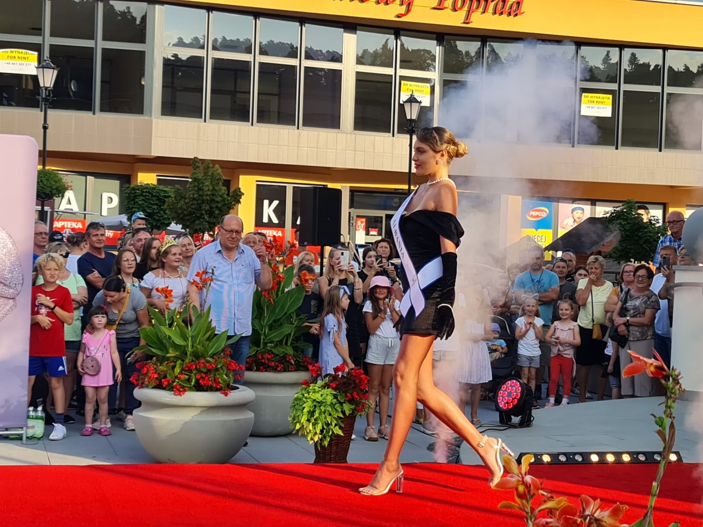 POKAZ MISS SUPRANATIONAL NA MUSZYŃSKIM RYNK (139)