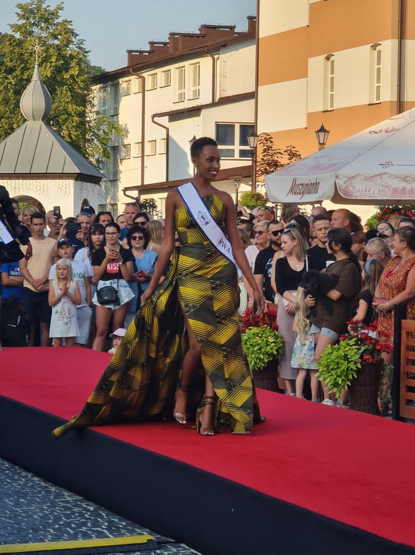POKAZ MISS SUPRANATIONAL NA MUSZYŃSKIM RYNK (139)