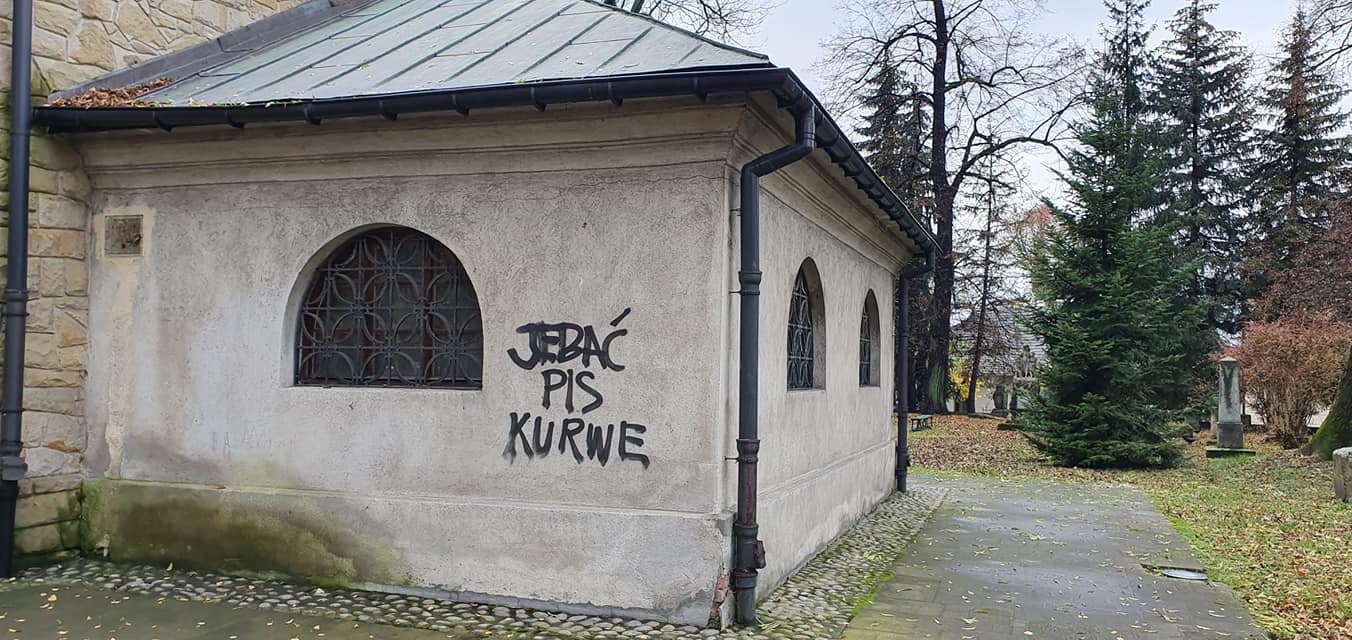 Stary Cmentarz Nowy Sącz, wulgarne napisy (1)