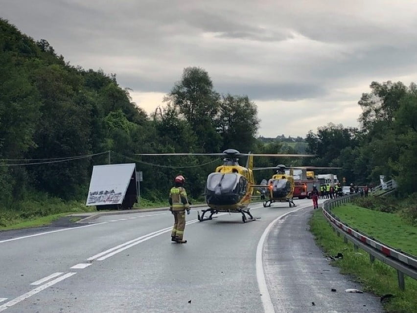 Wypadek autobusu i Toyoty w Witowicach Górnych. Nie żyje 48-latek i 51-latek, LPR