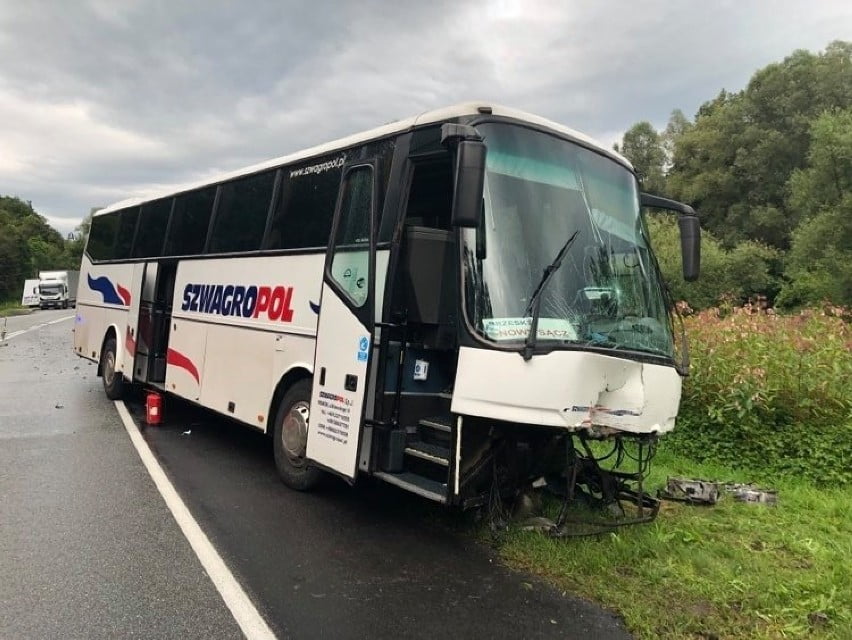 Wypadek autobusu i Toyoty w Witowicach Górnych. Nie żyje 48-latek i 51-latek, LPR
