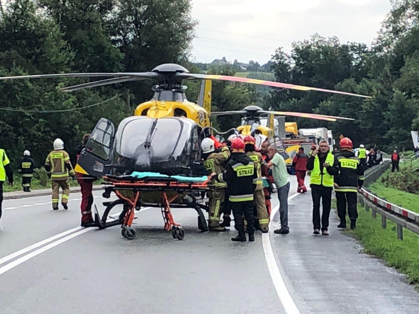 Wypadek autobusu i Toyoty w Witowicach Górnych. Nie żyje 48-latek i 51-latek, LPR