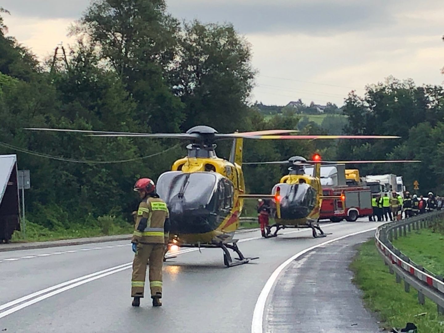Wypadek autobusu i Toyoty w Witowicach Górnych. Nie żyje 48-latek i 51-latek, LPR