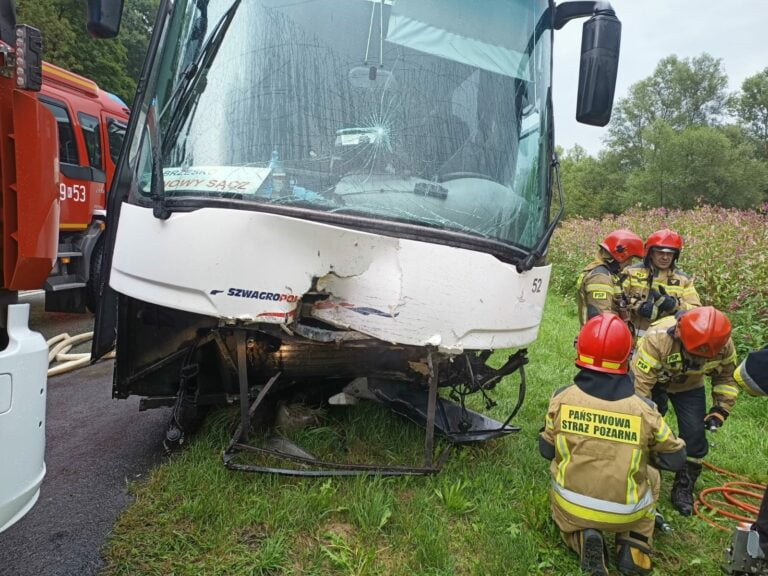 Witowice Górne, DK 75. Wypadek autobusu z osobówką, dwie osoby nie żyją