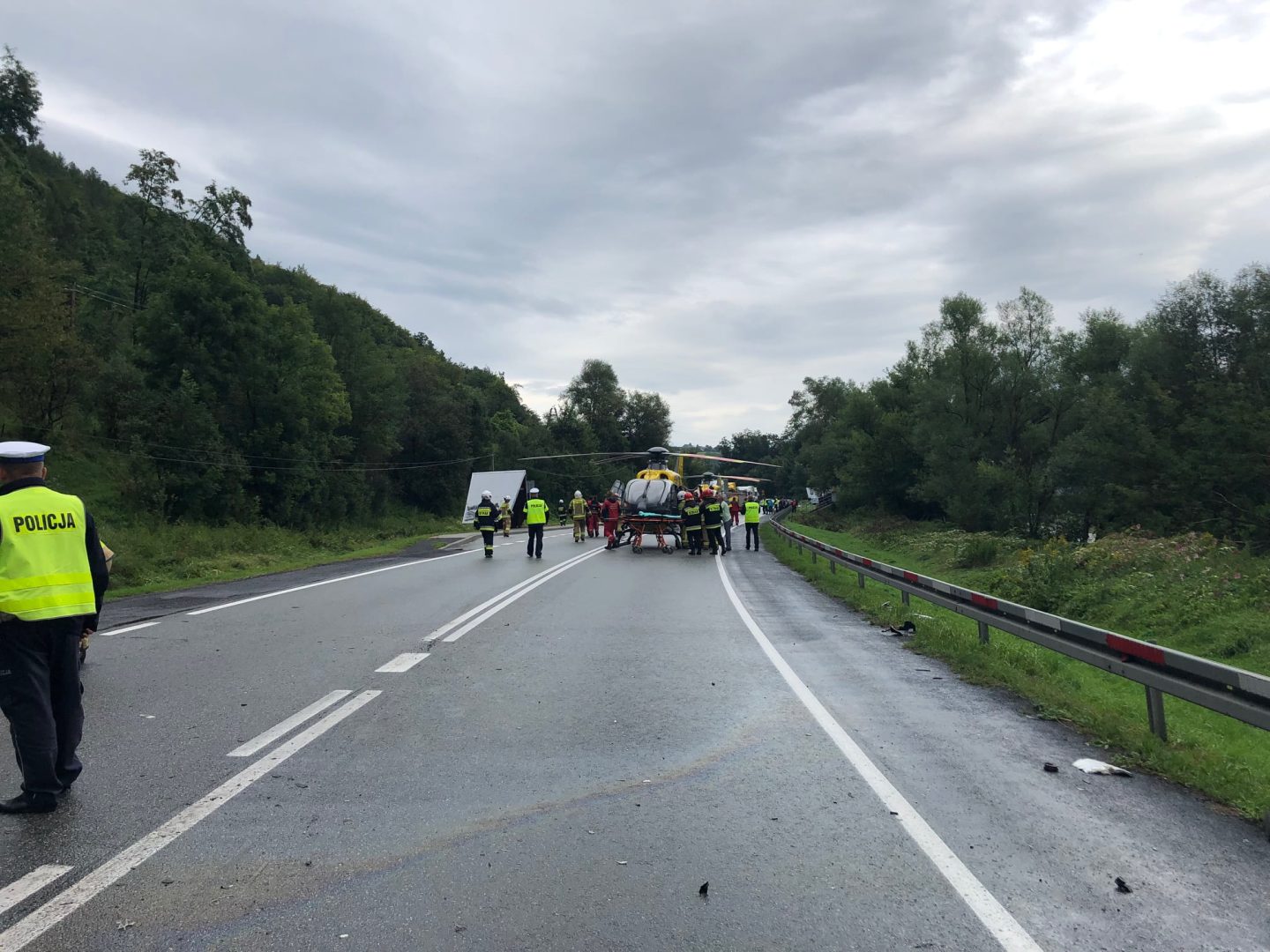 Wypadek autobusu i Toyoty w Witowicach Górnych. Nie żyje 48-latek i 51-latek, LPR