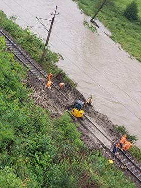 OSP Żegiestów, osunęcie się ziemi na tory, pociągi odwołane