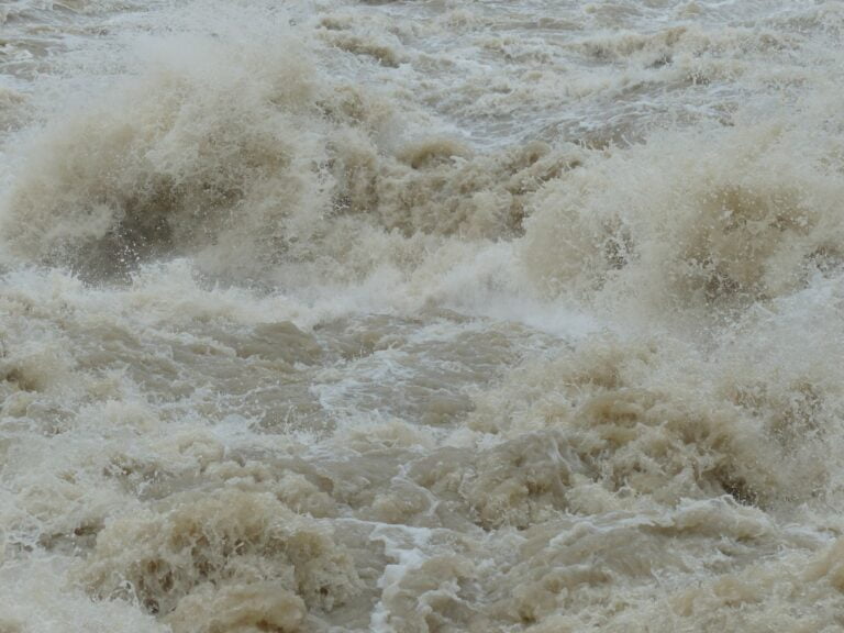 Deszcz, burze i niebezpieczny wzrost poziomu wody w rzekach