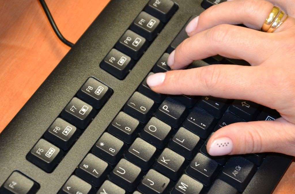 Osoba pisze na klawiaturze komputerowej