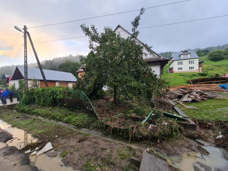 Nawałnice dają się we znaki mieszkańcom Sądecczyzny. Zalane gospodarstwa, grad wielkości włoskich orzechów